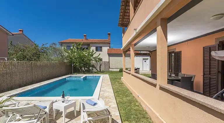 Farm house in Loborika