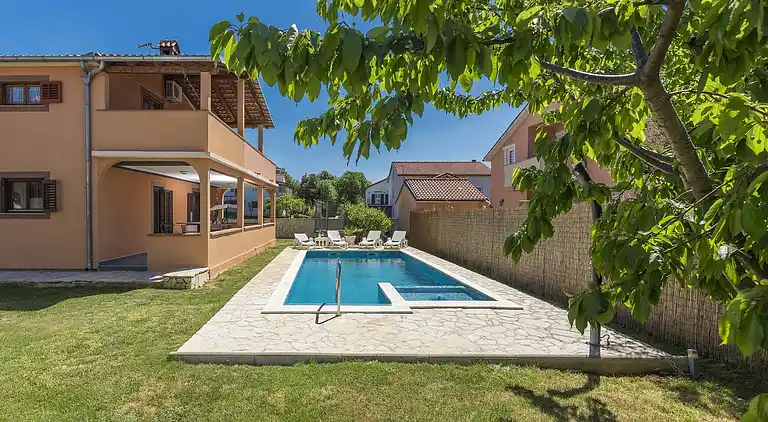 Farm house in Loborika