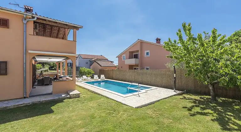 Farm house in Loborika