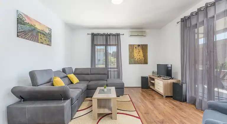 Farm house in Loborika