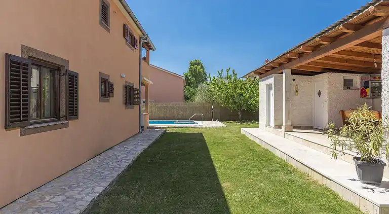 Farm house in Loborika