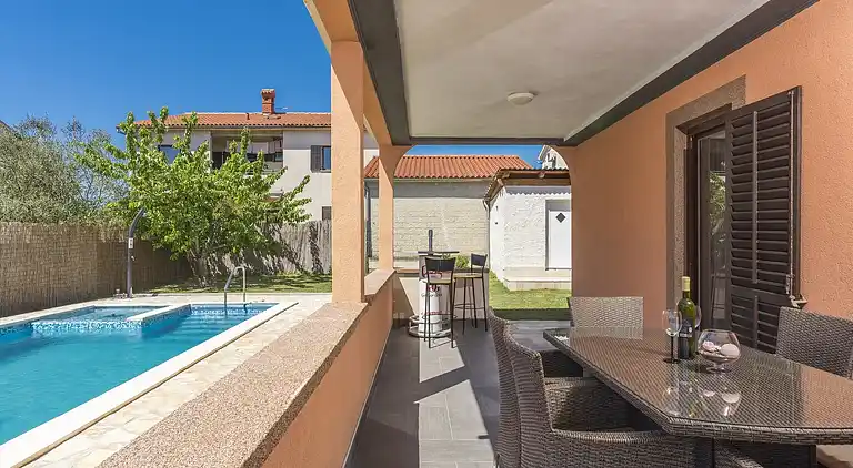 Farm house in Loborika