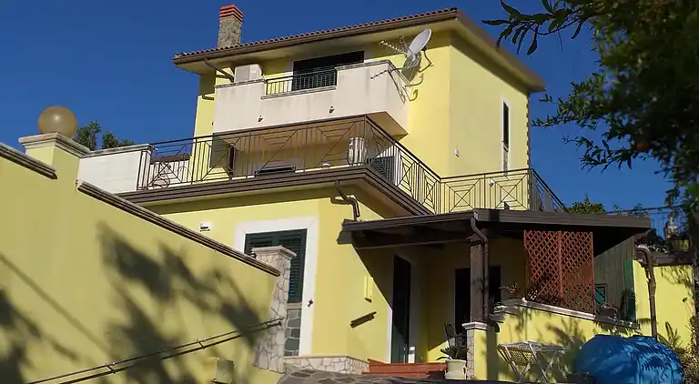 Mansion with view of the sea