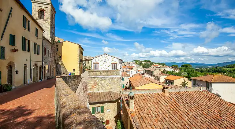Farm house in Montescudaio