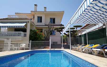 5 BEDROOM VILLA + PRIVATE POOL &amp; 200M TO THE BEACH