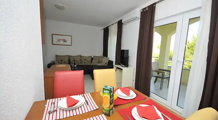 Apartment with Pool,Okrug Gornji, Trogir, Croatien