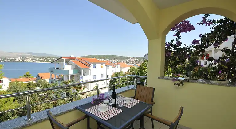 Apartment with Pool,Okrug Gornji, Trogir, Croatien