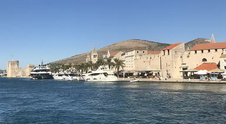 Apartment with Pool,Okrug Gornji, Trogir, Croatien