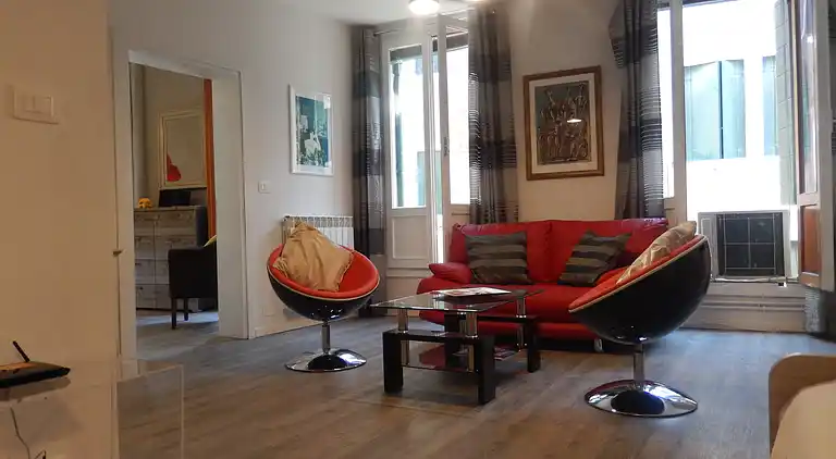 Newly refurbished, bright and central!