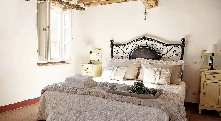 Tuscan country house with private garden 