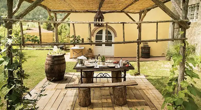 Tuscan country house with private garden 