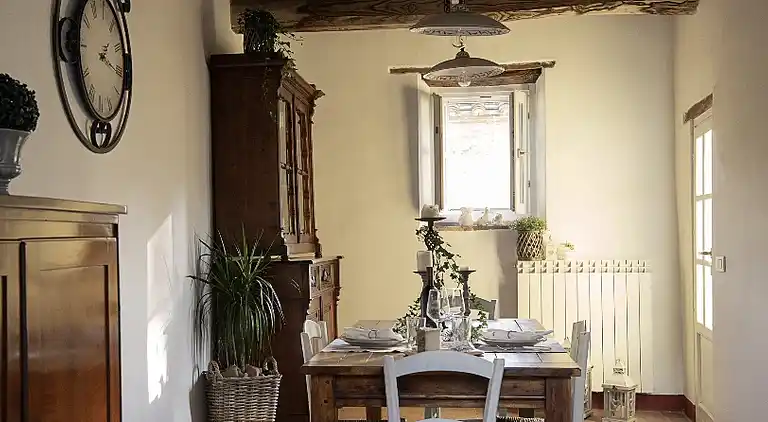 Tuscan country house with private garden 