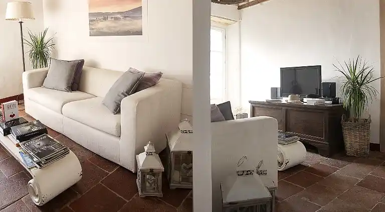 Tuscan country house with private garden 