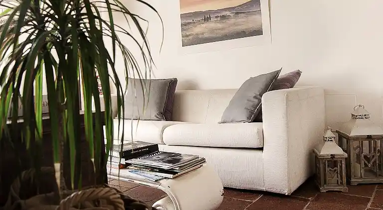 Tuscan country house with private garden 