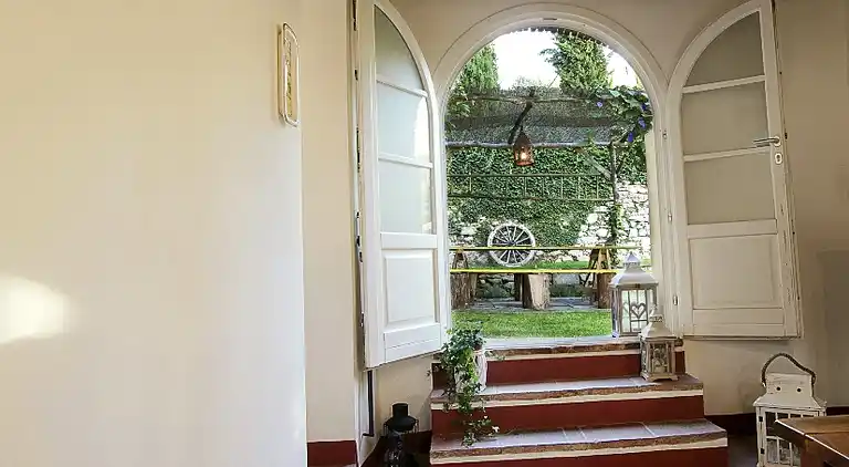 Tuscan country house with private garden 