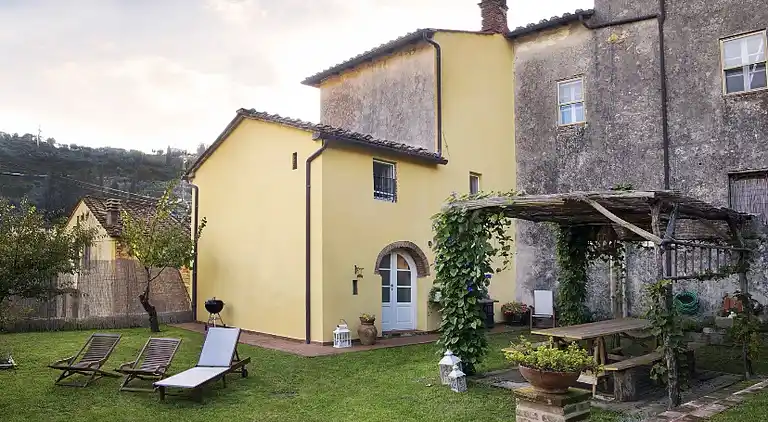 Tuscan country house with private garden 