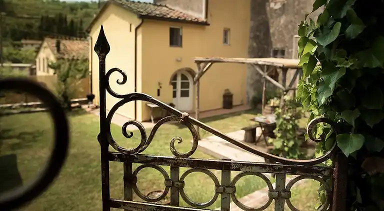 Tuscan country house with private garden 