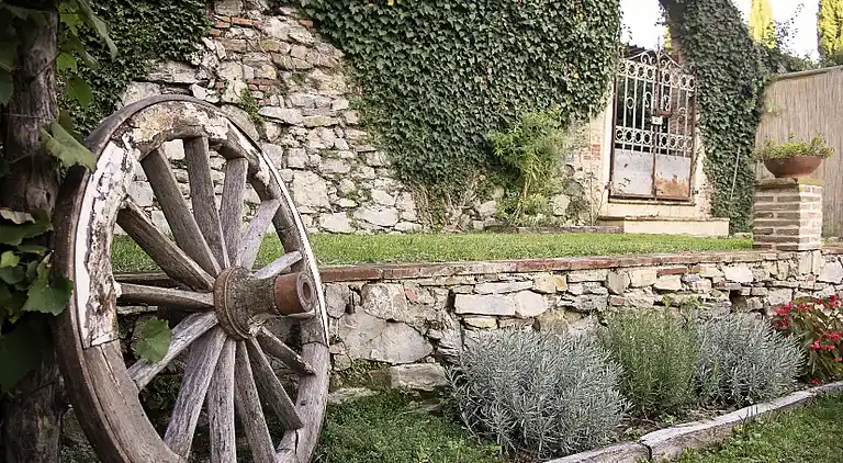 Tuscan country house with private garden 