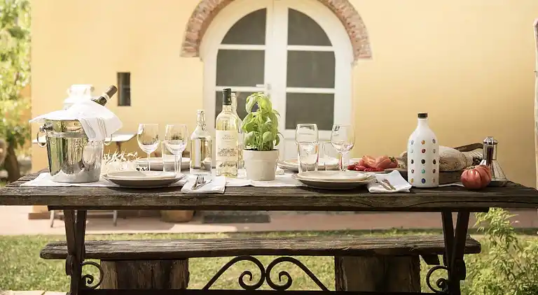 Tuscan country house with private garden 