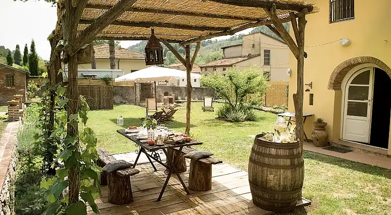 Tuscan country house with private garden 