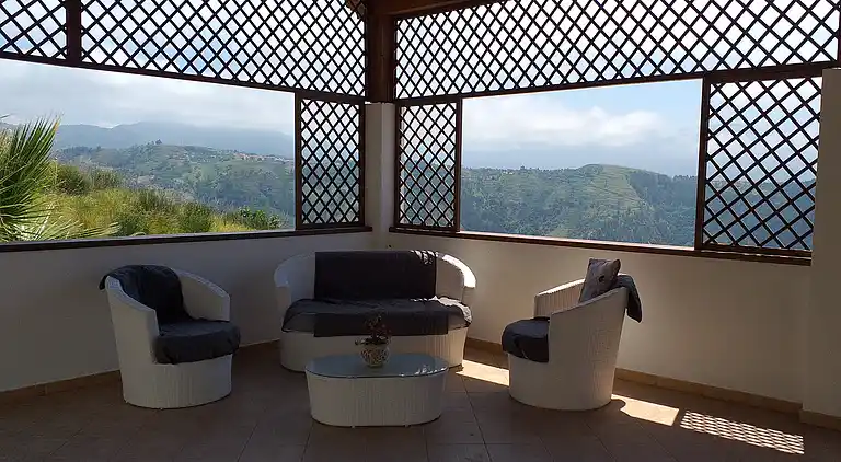 Mansion with view of the sea