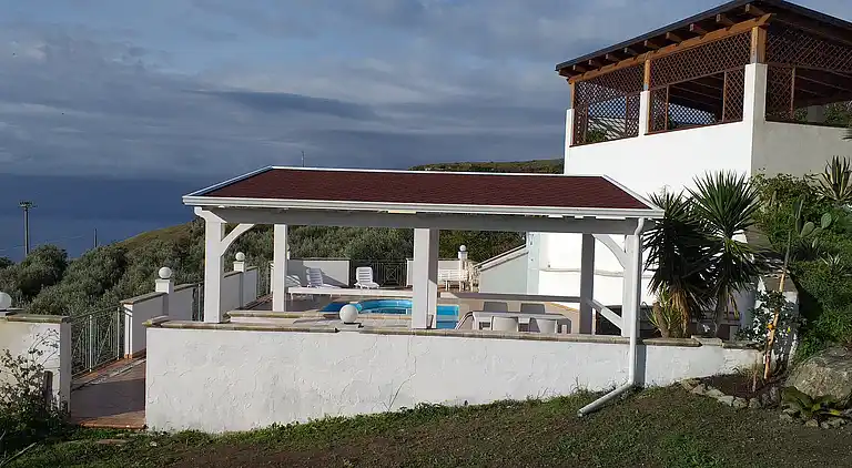 Mansion with view of the sea