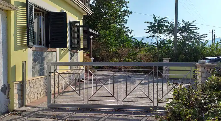 Mansion with view of the sea