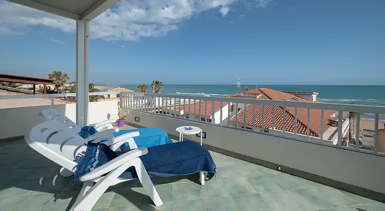 Archimede, apartment with sea view and in the center