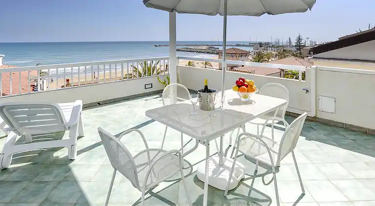 Archimede, apartment with sea view and in the center