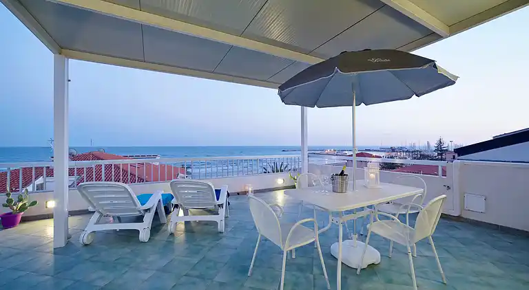 Archimede, apartment with sea view and in the center