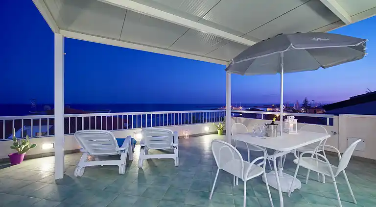 Archimede, apartment with sea view and in the center