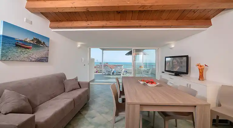 Archimede, apartment with sea view and in the center
