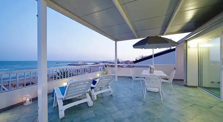 Archimede, apartment with sea view and in the center