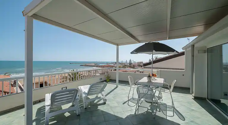 Archimede, apartment with sea view and in the center