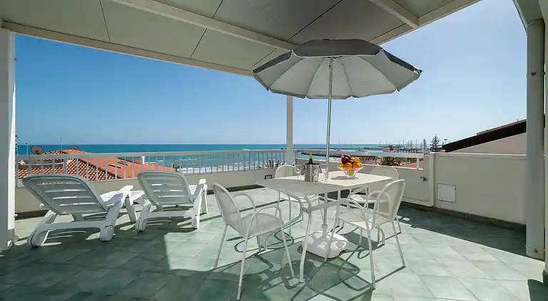 Archimede, apartment with sea view and in the center