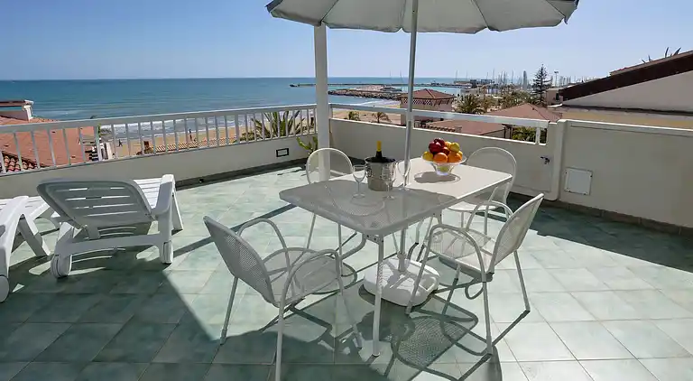 Archimede, apartment with sea view and in the center