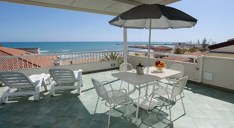 Archimede, apartment with sea view and in the center