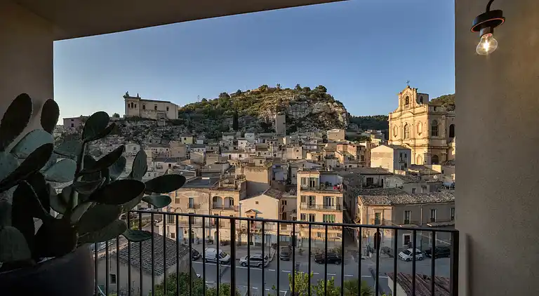Platone, apartment with panoramic view and in the center