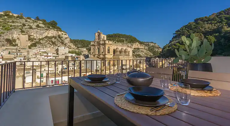 Platone, apartment with panoramic view and in the center