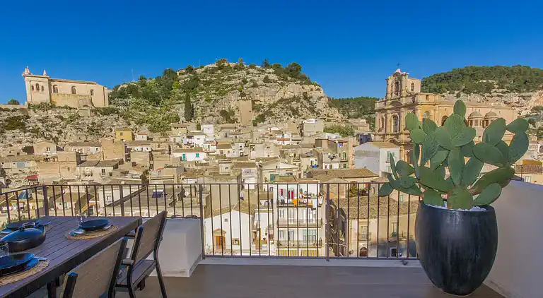 Platone, apartment with panoramic view and in the center