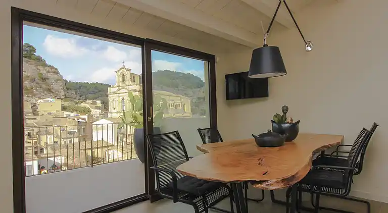 Platone, apartment with panoramic view and in the center