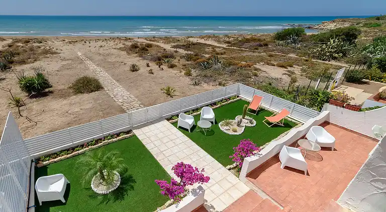 Amelia, seafront villa overlooking the beach