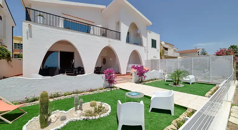 Amelia, seafront villa overlooking the beach