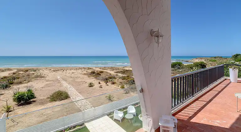 Amelia, seafront villa overlooking the beach