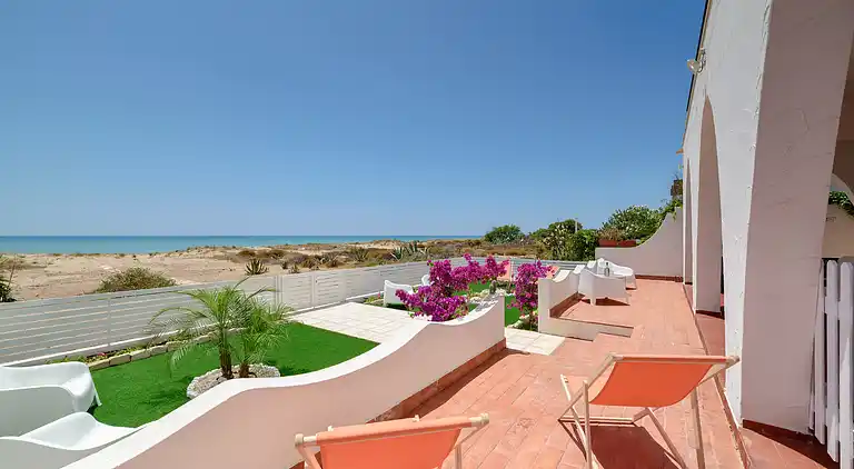 Amelia, seafront villa overlooking the beach