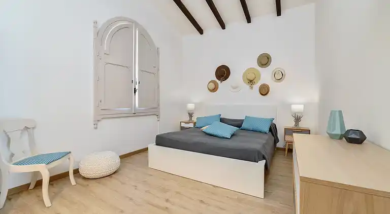 Amelia, seafront villa overlooking the beach