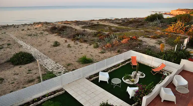 Amelia, seafront villa overlooking the beach