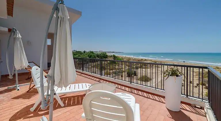 Amelia, seafront villa overlooking the beach