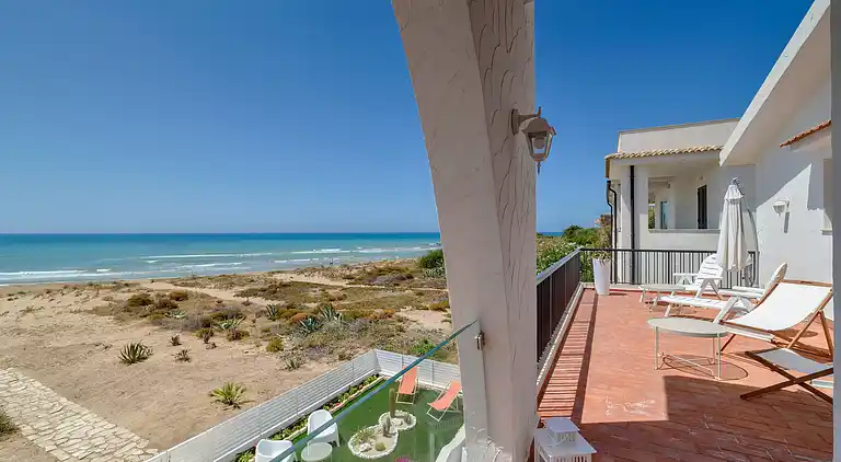 Amelia, seafront villa overlooking the beach
