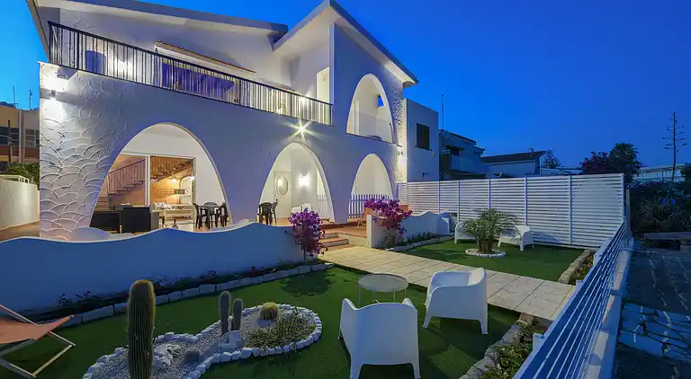 Amelia, seafront villa overlooking the beach